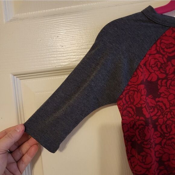 LulaRoe red/grey rose design half sleeve tee - Picture 3 of 6